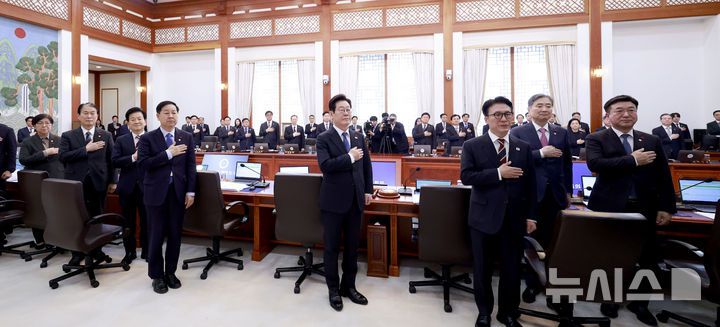 [서울=뉴시스] 최동준 기자 = 이재명 대통령과 국무위원들이 30일 청와대에서 열린 국무회의에서 국민의례를 하고 있다. 2025.12.30. photocdj@newsis.com