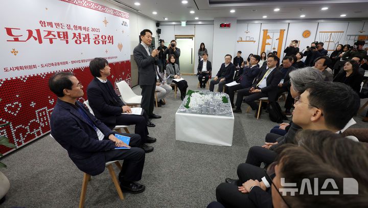[서울=뉴시스] 홍효식 기자 = 오세훈 서울시장이 30일 서울시청에서 열린 2025 도시주택 성과 공유회에 참석해 환영사하고 있다. 2025.12.30. yesphoto@newsis.com