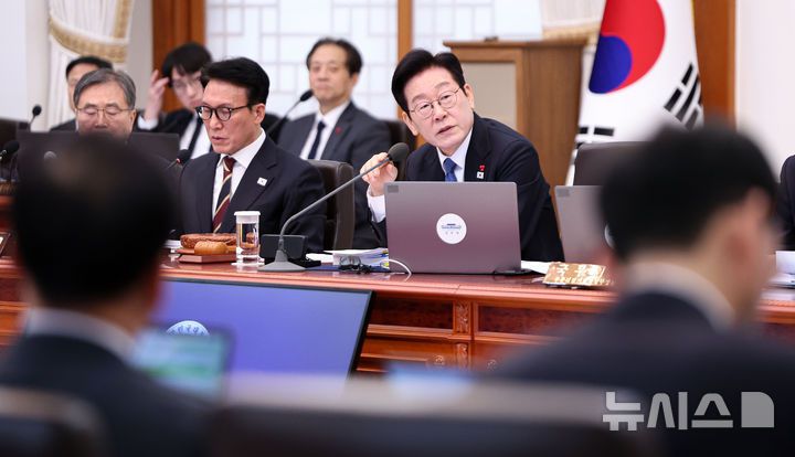 [서울=뉴시스] 최동준 기자 = 이재명 대통령이 30일 청와대에서 열린 국무회의를 주재하고 있다. (청와대통신사진기자단) 2025.12.30. photocdj@newsis.com