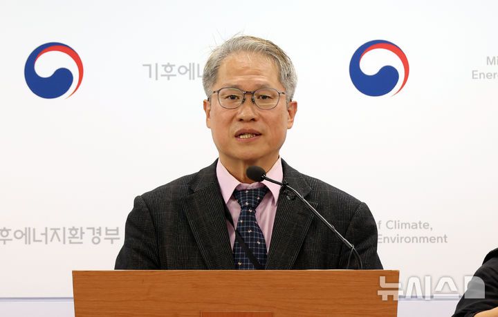 [세종=뉴시스] 강종민 기자 = 이채은 기후에너지환경부 자연보전국장이 30일 세종시 정부세종청사에서 2026년 1월부터 기존 곰 사육 농가에도 야생생물 보호 및 관리에 관한 법률이 적용돼 곰 사육·소유·증식과 웅담 채취가 전면 금지된다고 밝히고 있다. 2025.12.30. ppkjm@newsis.com