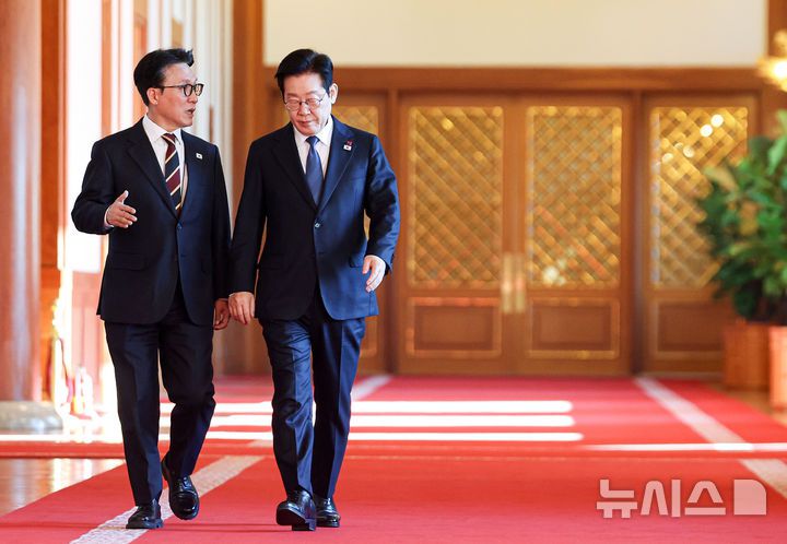 [서울=뉴시스] 최동준 기자 = 이재명 대통령과 김민석 국무총리가 30일 청와대에서 열린 국무회의에 참석하고 있다. (청와대통신사진기자단) 2025.12.30. photocdj@newsis.com