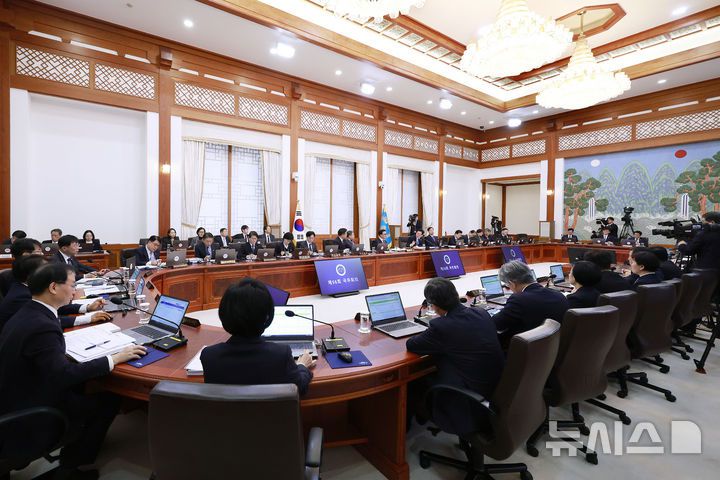 [서울=뉴시스] 최동준 기자 = 이재명 대통령이 30일 청와대에서 국무회의를 주재하고 있다. 2025.12.30. photocdj@newsis.com