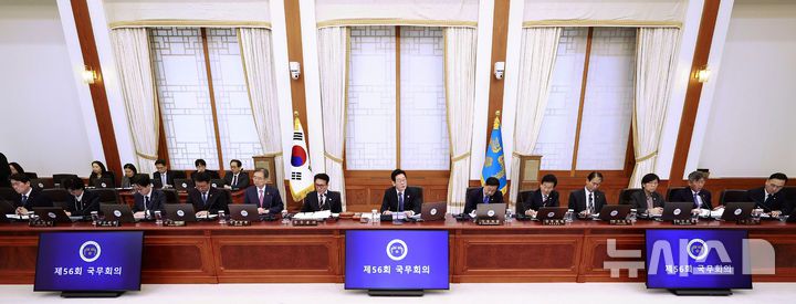 [서울=뉴시스] 최동준 기자 = 이재명 대통령이 30일 청와대에서 열린 국무회의에서 발언하고 있다. 2025.12.30. photocdj@newsis.com