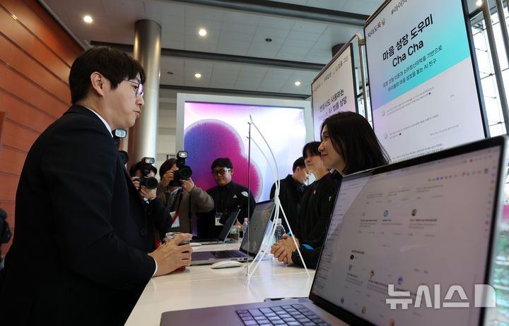 [서울=뉴시스] 이영환 기자 = 하정우 청와대 AI미래기획수석이 30일 오후 서울 강남구 코엑스에서 열린 독자 AI 파운데이션 모델 프로젝트 1차 발표회에서 네이버클라우드 부스를 살펴보고 있다. 2025.12.30. 20hwan@newsis.com