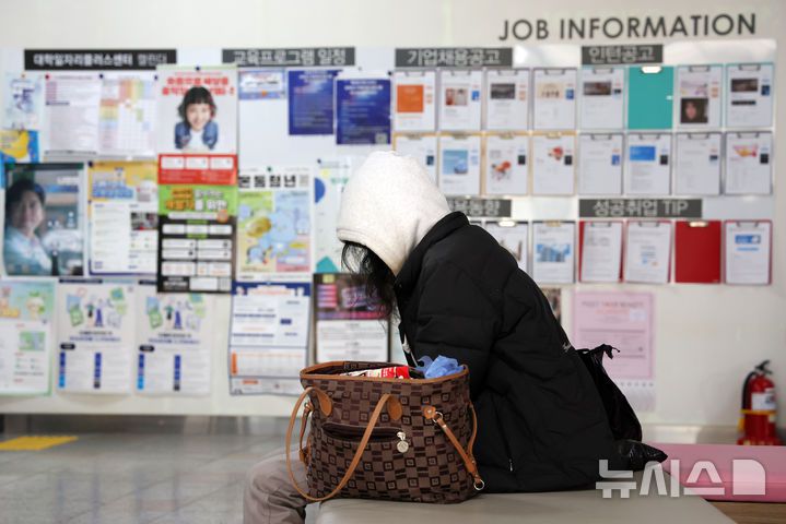 [서울=뉴시스] 조성우 기자 = 서울 시내의 한 대학교 일자리플러스센터에 학생이 채용정보 게시판 앞에 앉아 있다. 2025.12.30. xconfind@newsis.com