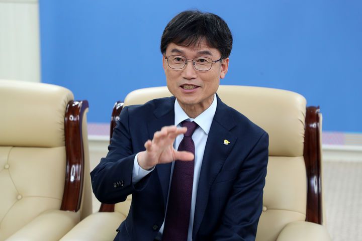 [울산=뉴시스] 구미현 기자 = 천창수 울산시교육감이 집무실에서 내년도 교육 정책 방향에 대해 설명하고 있다. (사진=울산시교육청 제공) 2025.12.31. photo@newsis.com *재판매 및 DB 금지