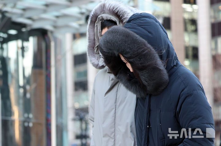 [서울=뉴시스] 이영환 기자 = 서울의 아침 기온이 영하 7도를 보이며 강추위가 찾아온 31일 오전 서울 종로구 광화문네거리에서 두꺼운 옷을 입은 시민들이 발걸음을 재촉하고 있다. 2025.12.31. 20hwan@newsis.com