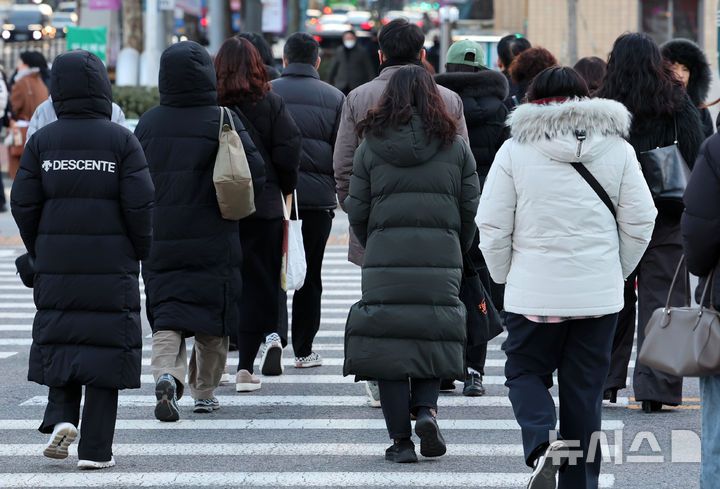 [서울=뉴시스] 이영환 기자 = 서울의 아침 기온이 영하 7도를 보이며 강추위가 찾아온 31일 오전 서울 종로구 광화문네거리에서 두꺼운 옷을 입은 시민들이 발걸음을 재촉하고 있다. 2025.12.31. 20hwan@newsis.com