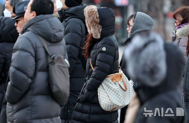 [서울=뉴시스] 이영환 기자 = 서울의 아침 기온이 영하 7도를 보이며 강추위가 찾아온 31일 오전 서울 종로구 광화문네거리에서 두꺼운 옷을 입은 시민들이 발걸음을 재촉하고 있다. 2025.12.31. 20hwan@newsis.com
