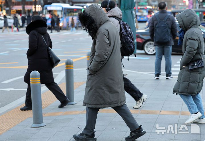 [서울=뉴시스] 이영환 기자 = 서울의 아침 기온이 영하 7도를 보이며 강추위가 찾아온 31일 오전 서울 종로구 광화문네거리에서 두꺼운 옷을 입은 시민들이 발걸음을 재촉하고 있다. 2025.12.31. 20hwan@newsis.com
