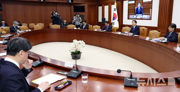 [서울=뉴시스] 추상철 기자 = 구윤철 부총리 겸 기획재정부 장관이 31일 오전 서울 종로구 정부서울청사에서 열린 경제관계장관회의 겸 성장전략 TF에서 발언하고 있다. 2025.12.31. scchoo@newsis.com