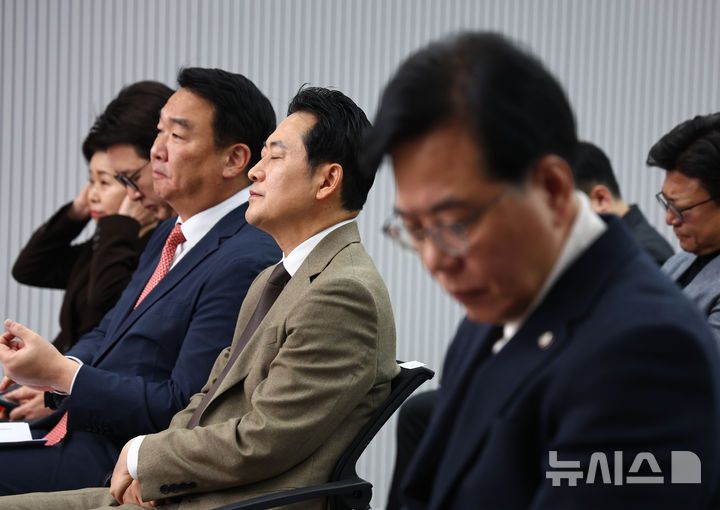 [서울=뉴시스] 김명년 기자 = 장동혁 국민의힘 대표가 31일 오전 서울 여의도 중앙당사에서 열린 사무처 당직자 종무식에서 눈을 감고 있다. 2025.12.31. kmn@newsis.com