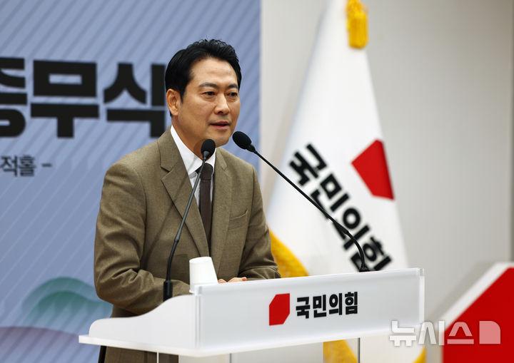 [서울=뉴시스] 김명년 기자 = 장동혁 국민의힘 대표가 31일 오전 서울 여의도 중앙당사에서 열린 사무처 당직자 종무식에서 발언하고 있다. 2025.12.31. kmn@newsis.com