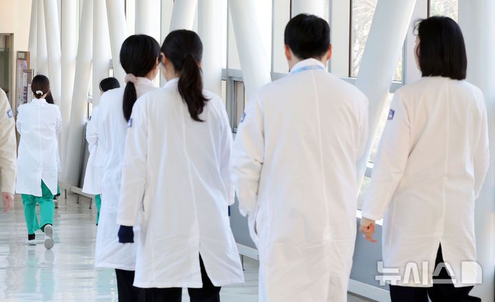 [서울=뉴시스] 홍효식 기자 = 서울 시내 한 대학병원에서 의사들이 이동하고 있다. 2025.12.31. yesphoto@newsis.com