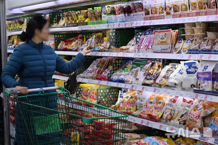 [서울=뉴시스] 권창회 기자 = 서울 시내 대형마트에서 시민들이 장을 보고 있다. 2025.12.31. kch0523@newsis.com