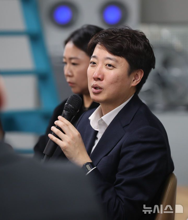 [제주=뉴시스] 우장호 기자 = 이준석 개혁신당 대표가 31일 오후 제주시 제주청년센터 5층에서 열린 '제주청년 일자리 생태계 라운드 테이블'에서 청년 의견에 답변하고 있다. 개혁신당 지도부는 병오년 새해인 1월1일 새벽에는 한라산에 등반하며, 오후에는 제주4·3평화공원을 방문해 참배할 예정이다. 2025.12.31. woo1223@newsis.com