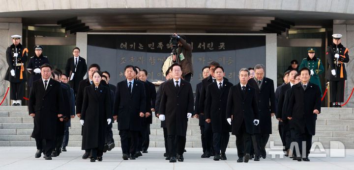 [서울=뉴시스] 고범준 기자 = 이재명 대통령이 1일 서울 동작구 국립서울현충원 현충탑 참배를 마치고 이동하고 있다. 2026.01.01. bjko@newsis.com