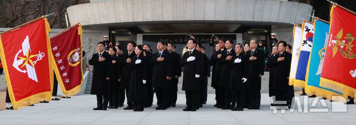 [서울=뉴시스] 고범준 기자 = 이재명 대통령이 1일 서울 동작구 국립서울현충원 현충탑 참배를 마치고 이동하며 국기에 경례를 하고 있다. 2026.01.01. bjko@newsis.com