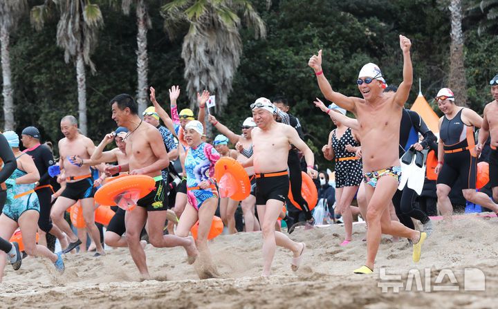 [서귀포=뉴시스] 우장호 기자 = 병오년(丙午年) 새해 첫날인 1일 오전 제주 서귀포시 중문색달해수욕장에서 열린 '제27회 서귀포 겨울바다 국제펭귄수영대회'에서 도민과 내외국인 관광객들이 차가운 바닷물에 뛰어 들며 희망찬 2026년을 맞이하고 있다. 2026.01.01. woo1223@newsis.com