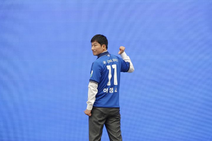 [서울=뉴시스] 프로축구 K리그2 수원삼성의 이정효 감독. (사진=수원삼성 제공) *재판매 및 DB 금지