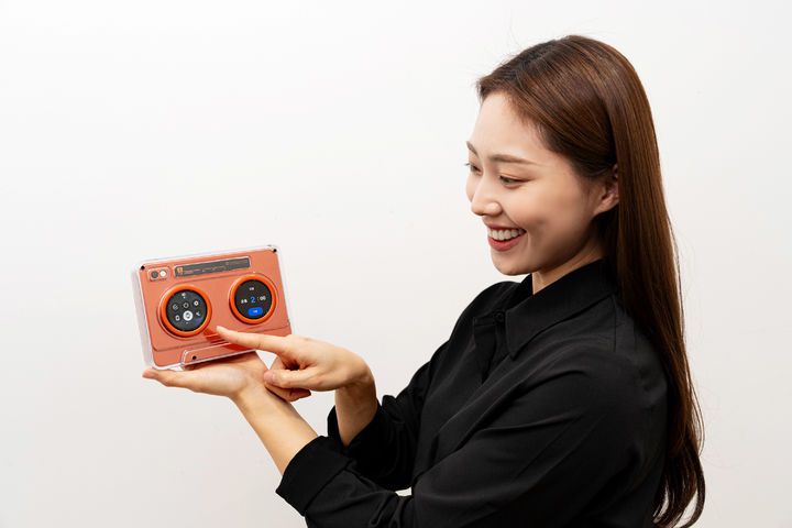 [서울=뉴시스]삼성디스플레이가 6~9일(현지시간) 미국 라스베이거스에서 개최되는 'CES 2026'에서 선보일 스피커형 콘셉트 제품 'AI OLED 카세트'. (사진 = 업체 제공) 2026.01.02. photo@newsis.com *재판매 및 DB 금지