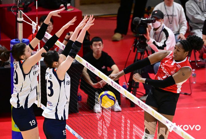 [서울=뉴시스] 여자 프로배구 IBK기업은행의 최정민과 빅토리아가 2일 광주페퍼스타디움에서 열린 진에어 2025~2026 V-리그 여자부 페퍼저축은행과의 경기에서 조이의 공격을 블로킹으로 막아내고 있다. (사진=KOVO 제공) 2026.01.02.