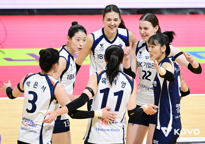 [서울=뉴시스] 여자 프로배구 IBK기업은행 선수들이 2일 광주페퍼스타디움에서 열린 진에어 2025~2026 V-리그 여자부 페퍼저축은행과의 경기에서 득점을 올린 뒤 기뻐하고 있다. (사진=KOVO 제공) 2026.01.02.