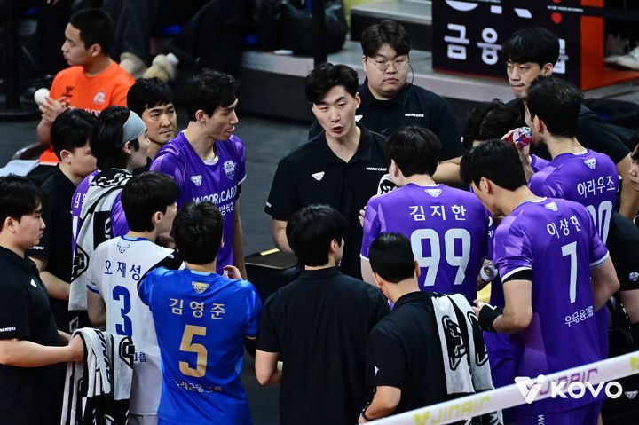 [서울=뉴시스] 남자 프로배구 우리카드 박철우 감독대행이 2일 부산강서체육관에서 열린 진에어 2025~2026 V-리그 남자부 OK저축은행과의 경기에서 선수들에게 지시를 내리고 있다. (사진=KOVO 제공) 2026.01.02.