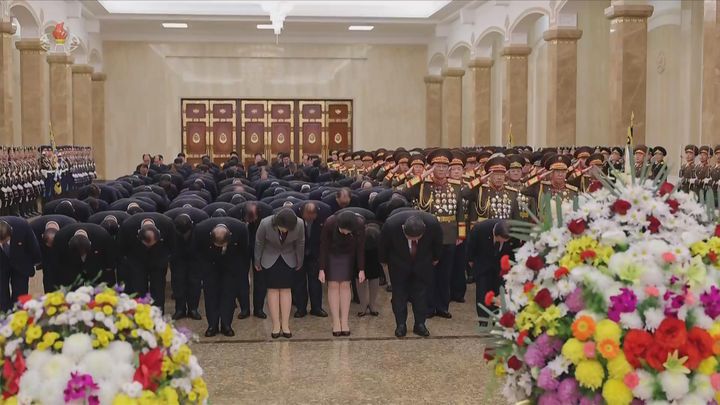 [서울=뉴시스] 북한 조선중앙TV는 김정은 북한 국무위원장이 지난 1일 부인 리설주, 딸 주애와 함께 김일성 주석·김정일 국방위원장 시신이 안치된 금수산태양궁전을 참배했다고 2일 보도했다. (사진=조선중앙TV 캡처) 2026.01.02. photo@newsis.com *재판매 및 DB 금지