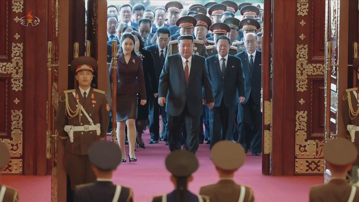 [서울=뉴시스] 북한 조선중앙TV는 김정은 북한 국무위원장이 지난 1일 부인 리설주, 딸 주애와 함께 김일성 주석·김정일 국방위원장 시신이 안치된 금수산태양궁전을 참배했다고 2일 보도했다. (사진=조선중앙TV 캡처) 2026.01.02. photo@newsis.com *재판매 및 DB 금지