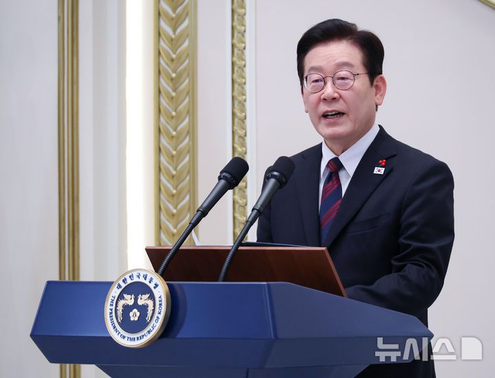 [서울=뉴시스] 고범준 기자 = 이재명 대통령이 2일 청와대 영빈관에서 열린 2026년 신년인사회에서 신년사를 하고 있다. (청와대통신사진기자단) 2026.01.02. bjko@newsis.com