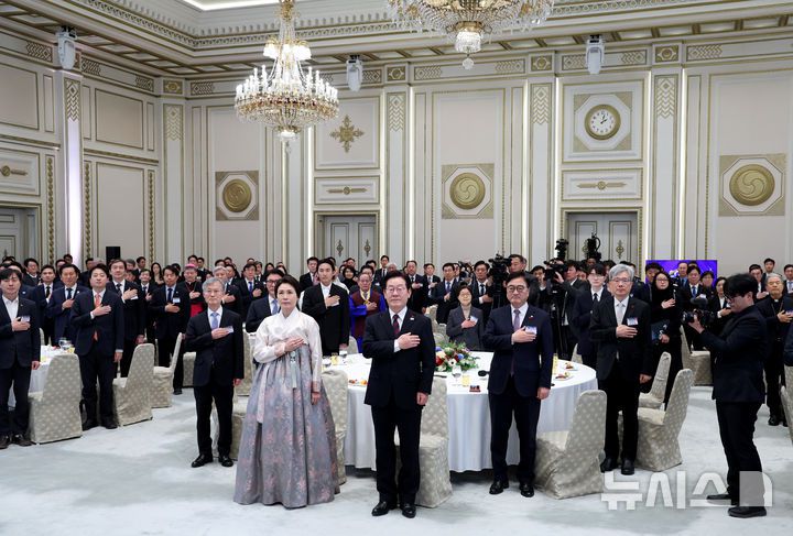 [서울=뉴시스] 고범준 기자 = 이재명 대통령과 김혜경 여사가 2일 청와대 영빈관에서 열린 2026년 신년인사회에서 국민의례를 하고 있다. (청와대통신사진기자단) 2026.01.02. bjko@newsis.com