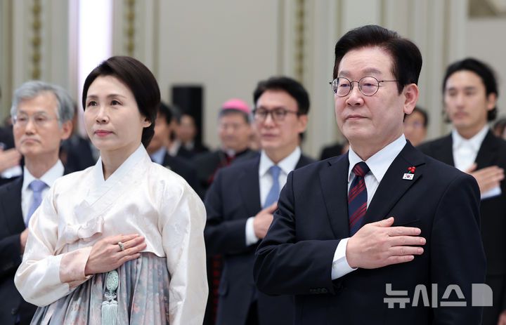 [서울=뉴시스] 고범준 기자 = 이재명 대통령과 김혜경 여사가 2일 청와대 영빈관에서 열린 2026년 신년인사회에서 국민의례를 하고 있다. (청와대통신사진기자단) 2026.01.02. bjko@newsis.com