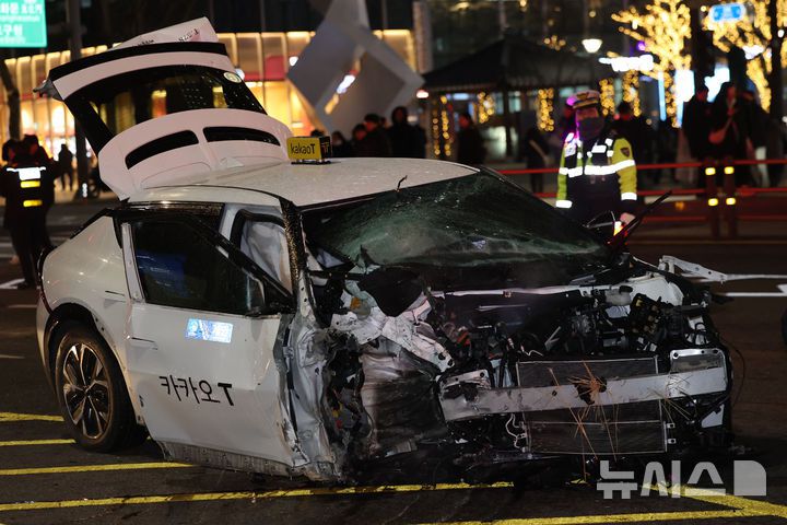 [서울=뉴시스] 권창회 기자 = 2일 오후 서울 종로구 종각역 인근에서 퇴근길 추돌사고가 발생해 1명이 숨지고 9명이 다쳤다. 소방당국과 경찰은 정확한 사고 경위와 피해 규모를 파악하고 있다. 사진은 이날 서울 종로구 종각역 인근 사고현장에서 소방대원들이 사고 수습을 하고 있는 모습. 2026.01.02. kch0523@newsis.com