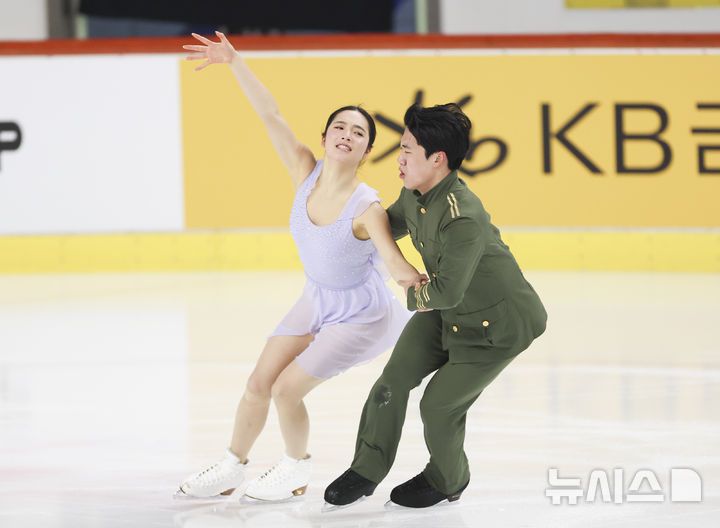 [서울=뉴시스] 김근수 기자 = 피겨스케이팅 선수 임해나-권예 조가 4일 서울 양천구 목동 아이스링크에서 열린 제80회 전국남녀 피겨스케이팅 종합선수권대회 댄스 시니어 프리 댄스에서 연기를 펼치고 있다. 2026.01.04. ks@newsis.com