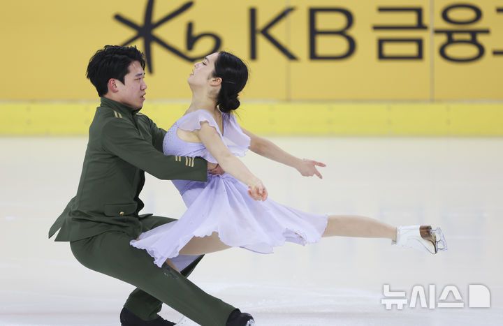 [서울=뉴시스] 김근수 기자 = 피겨스케이팅 선수 임해나-권예 조가 4일 서울 양천구 목동 아이스링크에서 열린 제80회 전국남녀 피겨스케이팅 종합선수권대회 댄스 시니어 프리 댄스에서 연기를 펼치고 있다. 2026.01.04. ks@newsis.com