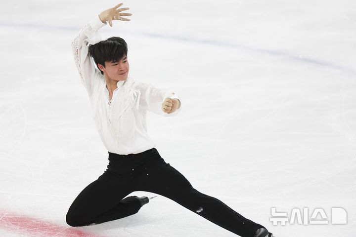 [서울=뉴시스] 김근수 기자 = 피겨스케이팅 선수 김현겸(고려대)이 4일 서울 양천구 목동 아이스링크에서 열린 제80회 전국남녀 피겨스케이팅 종합선수권대회 남자 시니어 프리 스케이팅에서 연기를 펼치고 있다. 2026.01.04. ks@newsis.com