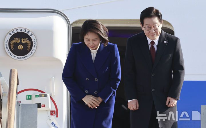 [성남=뉴시스] 최동준 기자 = 국빈 자격으로 중국을 방문하는 이재명 대통령과 김혜경 여사가 4일 경기 성남 서울공항에서 공군 1호기에 올라 인사하고 있다. 2026.01.04. photocdj@newsis.com
