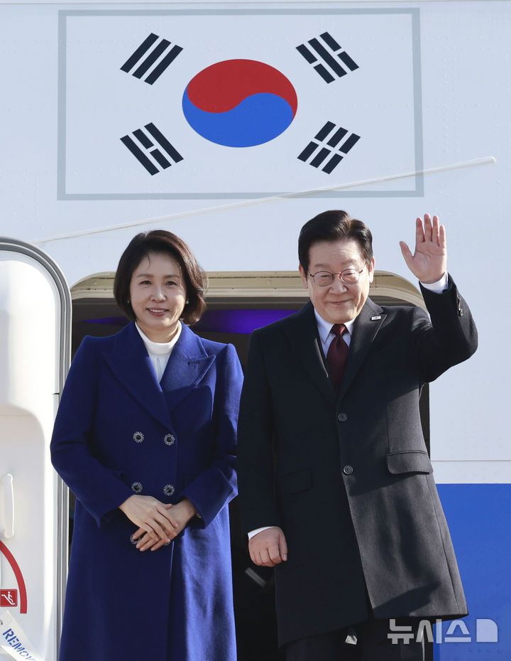 [성남=뉴시스] 최동준 기자 = 국빈 자격으로 중국을 방문하는 이재명 대통령과 김혜경 여사가 4일 경기 성남 서울공항에서 공군 1호기에 올라 인사하고 있다. 2026.01.04. photocdj@newsis.com