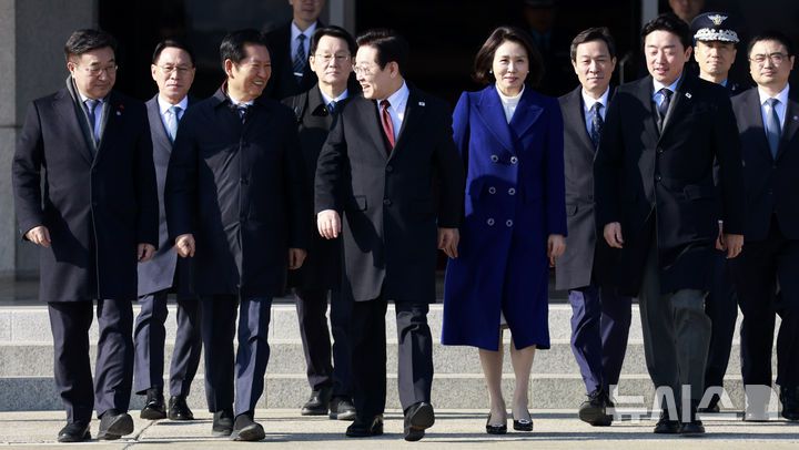 [성남=뉴시스] 최동준 기자 = 국빈 자격으로 중국을 방문하는 이재명 대통령과 김혜경 여사가 4일 경기 성남 서울공항에서 공군 1호기로 향하며 정청래 더불어민주당 대표와 대화를 하 있다. 2026.01.04. photocdj@newsis.com