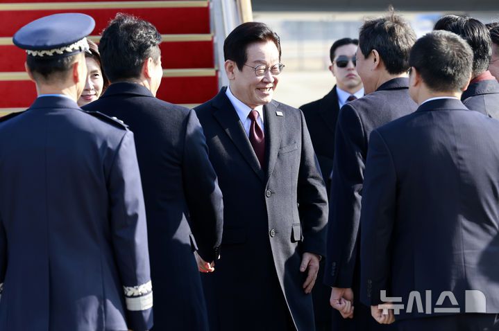 [성남=뉴시스] 최동준 기자 = 국빈 자격으로 중국을 방문하는 이재명 대통령이 4일 경기 성남 서울공항에서 공군 1호기에 탑승하기 전 우상호 정무수석 등 환송객들과 인사를 하고 있다. 2026.01.04. photocdj@newsis.com