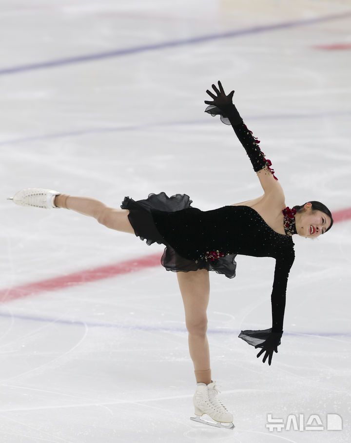 [서울=뉴시스] 김근수 기자 = 피겨스케이팅 선수 이해인(고려대)이 4일 서울 양천구 목동 아이스링크에서 열린 제80회 전국남녀 피겨스케이팅 종합선수권대회 여자 시니어 프리 스케이팅에서 연기를 펼치고 있다. 2026.01.04. ks@newsis.com