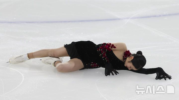 [서울=뉴시스] 김근수 기자 = 피겨스케이팅 선수 이해인(고려대)이 4일 서울 양천구 목동 아이스링크에서 열린 제80회 전국남녀 피겨스케이팅 종합선수권대회 여자 시니어 프리 스케이팅에서 연기를 펼치고 있다. 2026.01.04. ks@newsis.com