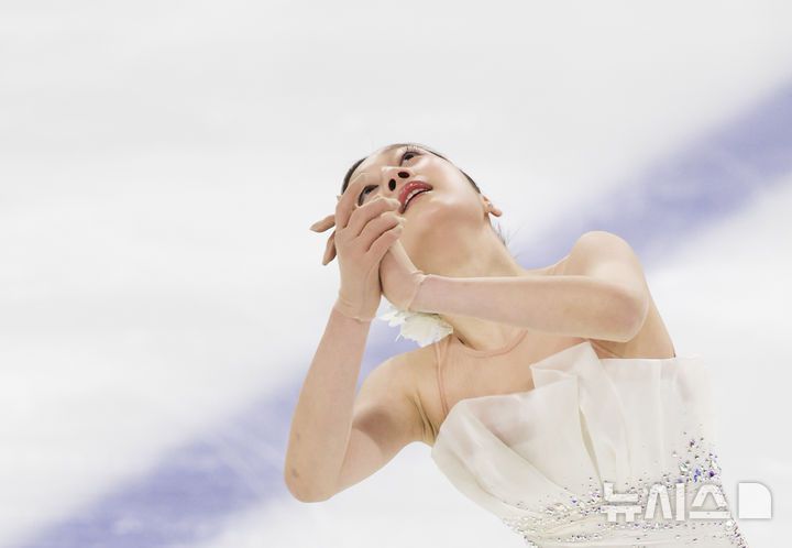 [서울=뉴시스] 김근수 기자 = 피겨스케이팅 선수 신지아(세화여고)가 4일 서울 양천구 목동 아이스링크에서 열린 제80회 전국남녀 피겨스케이팅 종합선수권대회 여자 시니어 프리 스케이팅에서 연기를 펼치고 있다. 2026.01.04. ks@newsis.com