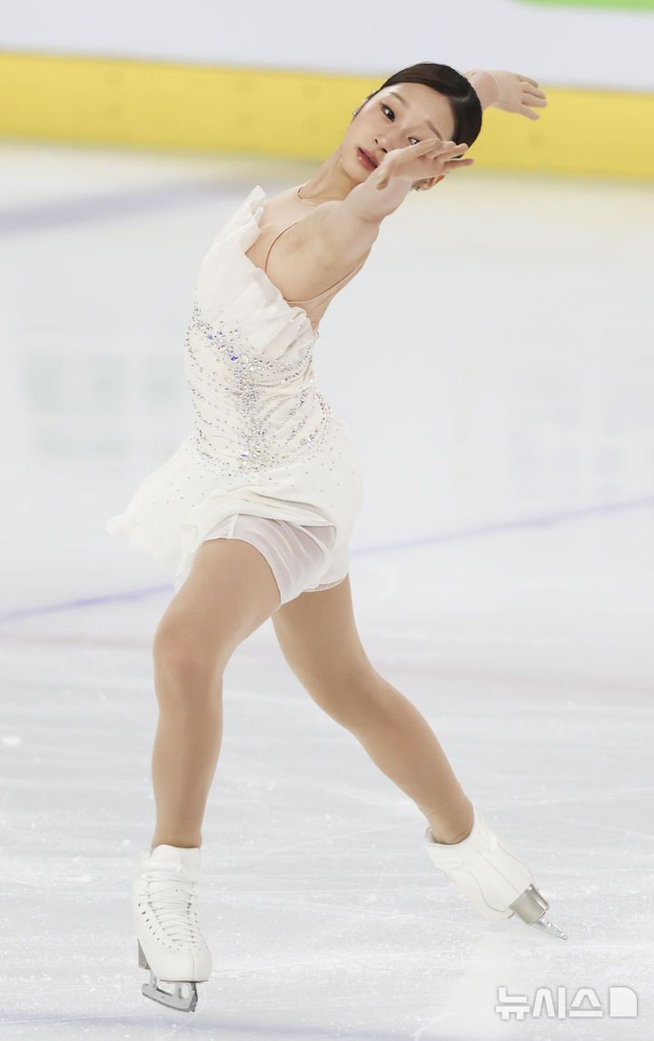 [서울=뉴시스] 김근수 기자 = 피겨스케이팅 선수 신지아(세화여고)가 4일 서울 양천구 목동 아이스링크에서 열린 제80회 전국남녀 피겨스케이팅 종합선수권대회 여자 시니어 프리 스케이팅에서 연기를 펼치고 있다. 2026.01.04. ks@newsis.com