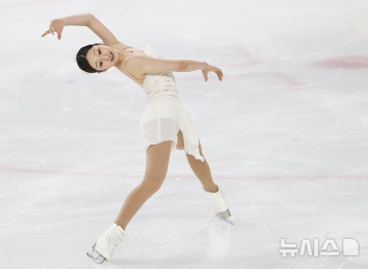 [서울=뉴시스] 김근수 기자 = 피겨스케이팅 선수 신지아(세화여고)가 4일 서울 양천구 목동 아이스링크에서 열린 제80회 전국남녀 피겨스케이팅 종합선수권대회 여자 시니어 프리 스케이팅에서 연기를 펼치고 있다. 2026.01.04. ks@newsis.com