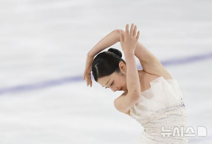 [서울=뉴시스] 김근수 기자 = 피겨스케이팅 선수 신지아(세화여고)가 4일 서울 양천구 목동 아이스링크에서 열린 제80회 전국남녀 피겨스케이팅 종합선수권대회 여자 시니어 프리 스케이팅에서 연기를 펼치고 있다. 2026.01.04. ks@newsis.com
