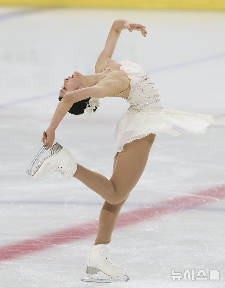 [서울=뉴시스] 김근수 기자 = 피겨스케이팅 선수 신지아(세화여고)가 4일 서울 양천구 목동 아이스링크에서 열린 제80회 전국남녀 피겨스케이팅 종합선수권대회 여자 시니어 프리 스케이팅에서 연기를 펼치고 있다. 2026.01.04. ks@newsis.com