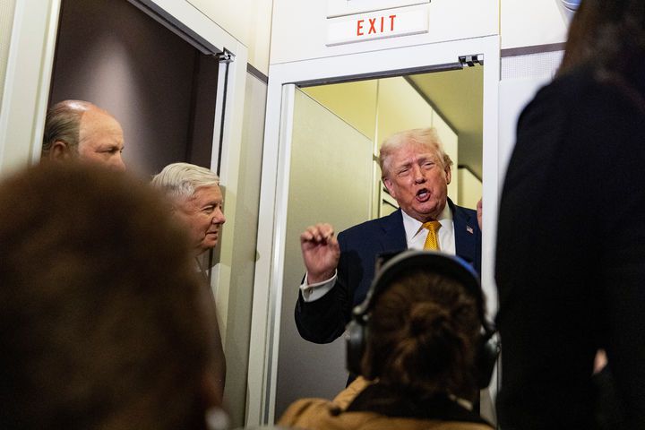 [미 에어포스원 내=AP/뉴시스]도널드 트럼프 미 대통령이 4일(현지시각) 메릴랜드주 앤드루스 공군기지로 향하는 미 에어포스원 내에서 기자들과 이야기하고 있다. 그는 미 관리들은 우크라이나가 지난주 드론 공격으로 블라디미르 푸틴 러시아 대통령의 관저를 표적으로 삼지 않은 것으로 판단했다고 말했다. 이는 트럼프 대통령이 처음에 깊은 우려를 표했다는 크렘린궁의 주장을 반박하는 것이다. 2026.01.04.