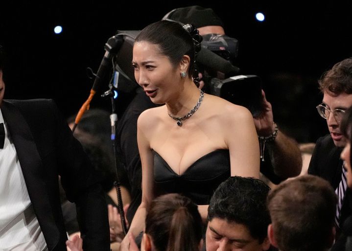 [산타모니카=AP/뉴시스] 이재(EJAE)가 4일(현지 시간) 미 캘리포니아주 산타모니카의 바커 행어에서 열린 제31회 크리틱스 초이스 어워즈에서 케이팝 데몬 헌터스(케데헌) 주제가 '골든'으로 주제가상에 호명되며 무대로 나가고 있다. 2026.01.05.